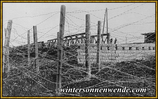 Starke russische Befestigungen an einer Eisenbahnbrücke.