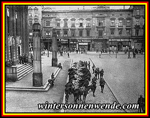 Oberschlesien: Französische Truppen vor dem Theater in Kattowitz, 24. September 1920.