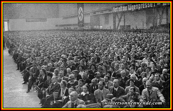 70 000 hören Hitler in den Leipziger Ausstellungshallen.