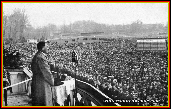 Hitler auf der Rennbahn vor Halle an der Saale, 20. April 1932.