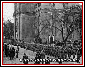 Vorbeimarsch der Reichswehr vor Hindenburg an der Garnisonkirche.