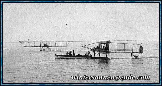 Marine-Wasserflugzeuge auf dem Wasser.