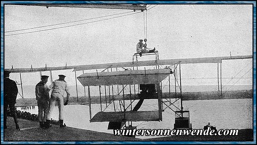 Wasserflugzeug wird zu Wasser gebracht.