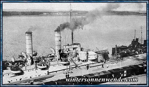 Küstenpanzer und Torpedoboote im Hafen von Memel.