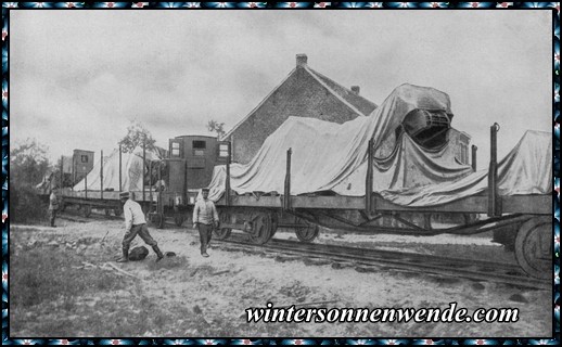 Geschütze werden auf Eisenbahnwagen befördert.