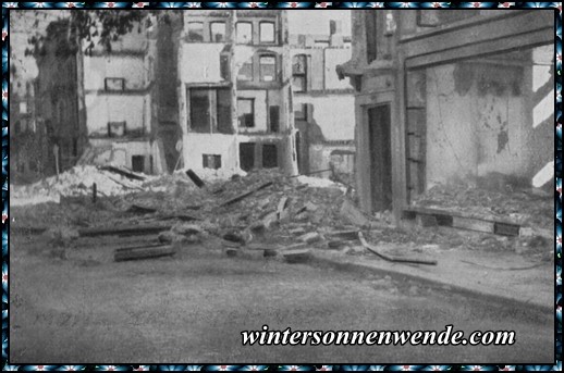 Mons, zerstörte Häuser am Rathausplatz.