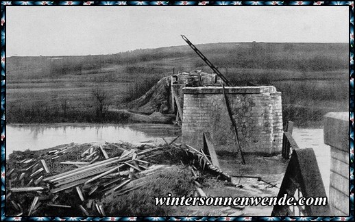 Von den Franzosen gesprengte Brücke über die Aisne.