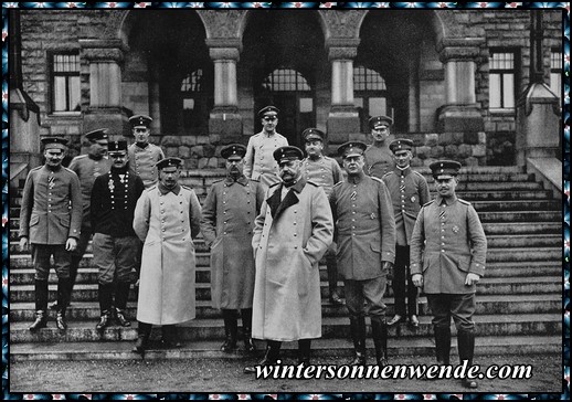 Generalfeldmarschall von Hindenburg mit seinem Stabe.