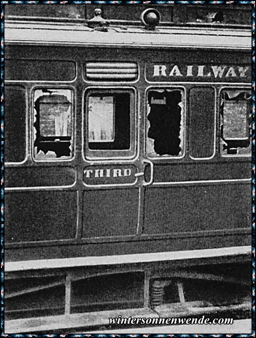 Beim Bombardement zerschossener Eisenbahnzug.