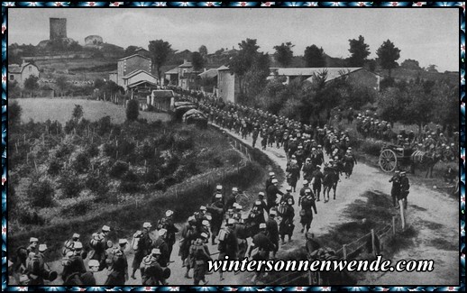 Französische Infanterie durchschreitet ein Dorf.