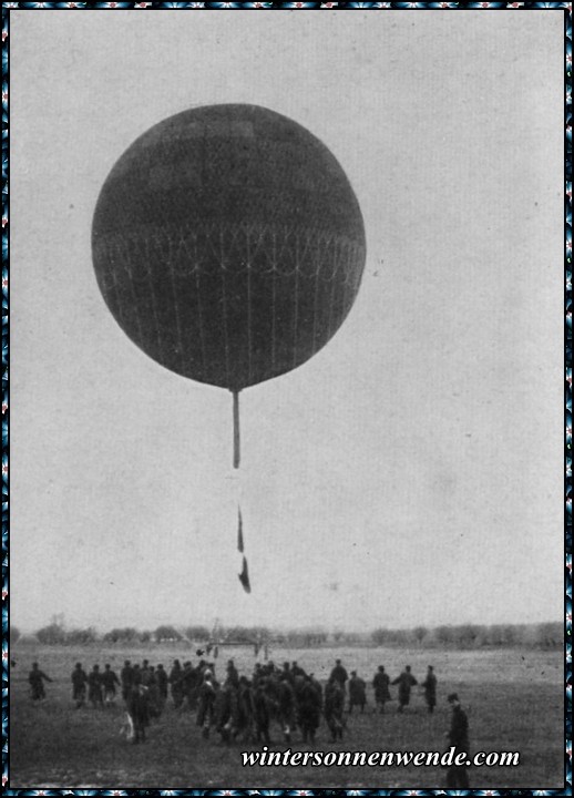 Französischer Fesselballon steigt auf.