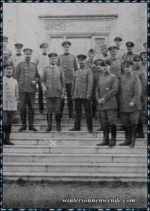 General der Infanterie von Linsingen mit Herren seines Stabes.