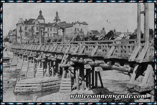 Deutsche Artillerie beim Überschreiten einer Brücke bei 
Neu-Sandec.