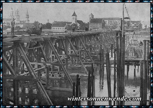 Pioniere beim Bau einer Brücke über den Njemen.