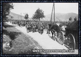 Vormarsch bayerischer Infanterie-Regimenter durch lothringische Weinberge im August 1914.