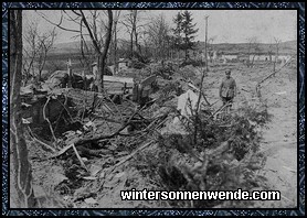 Erstürmte russische Stellung an der Friedhofsmauer von Gorlice.