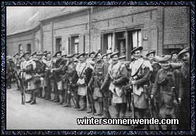 Mannschaften des schottischen Black Watch Regiments marschbereit zur Front.