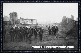 Infanterie-Abteilungen gehen durch Fleurbaix in Stellung.