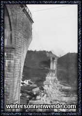 Die zerstörte Eisenbahnbrücke über den Tagliamento.