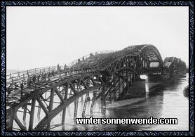 Kolossalbrücke üer die Düna in Riga.