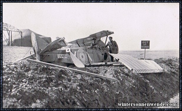 In den englischen Stellungen abgeschossenes englisches Flugzeug.