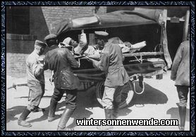 Verladen eines französischen Schwerverwundeten in einen Sanitätshängewagen.