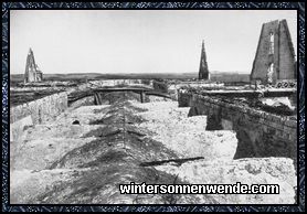 Auf dem Trümmerfeld des abgebrannten Daches der Kathedrale von St. Quentin.